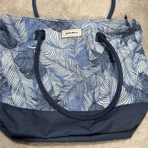Dakine Navy and White Leaf Pattern Beach Tote